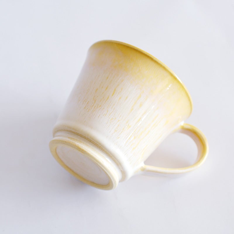 淡く上品なカラーリングは、どんなインテリアや食器にも似合います