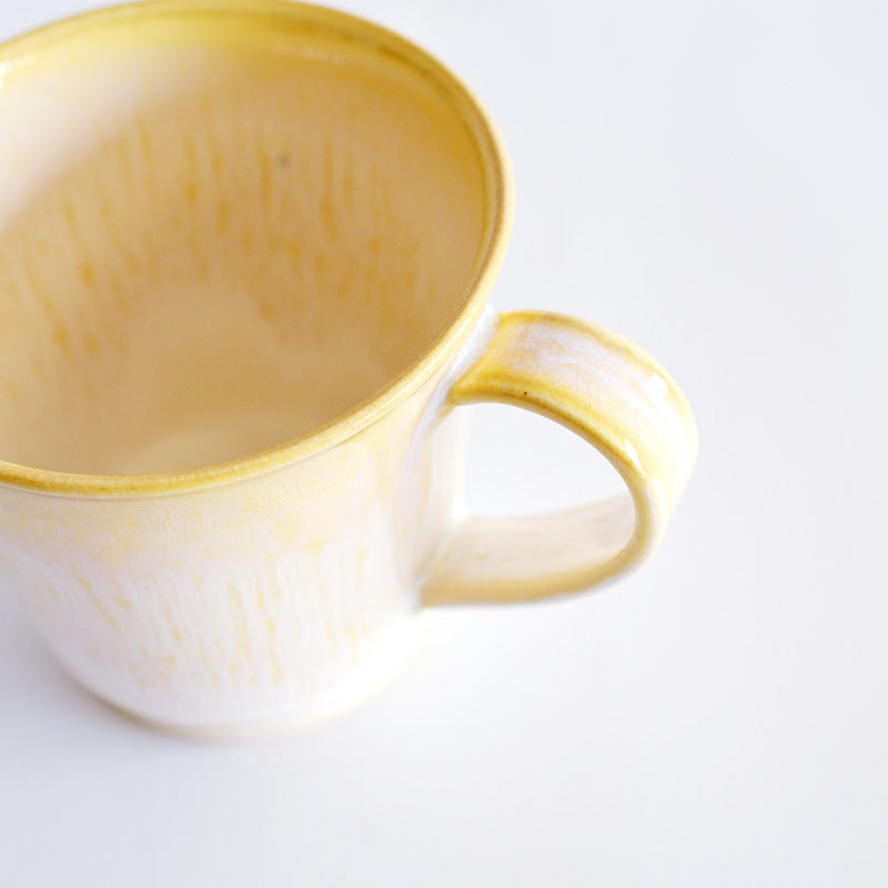 太陽の光を連想させる、鮮やかで温かみのあるイエローが食卓を明るく彩ります