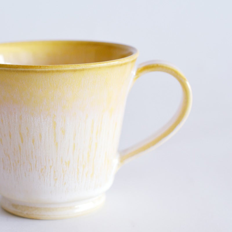 手作業で釉薬を施しているため、色の混ざり方や垂れ具合がすべて異なり、自分だけの「一点物」として愛着が湧きます