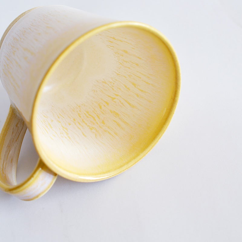 釉薬を重ね掛けすることで生まれる、黄色から柔らかなクリーム色、そして白へと移ろう絶妙なグラデーションが魅力です