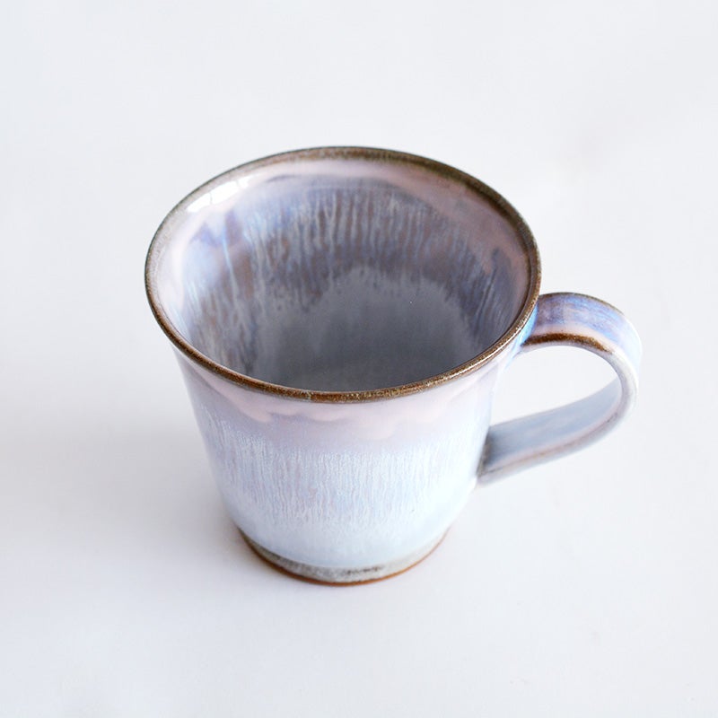 静寂を感じさせるブルーと紫の絶妙なグラデーションが特徴です