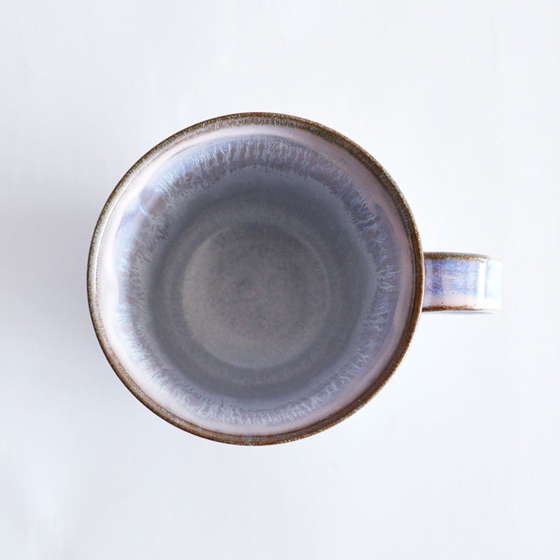 唇に優しくフィットして飲みやすさに配慮された形状です