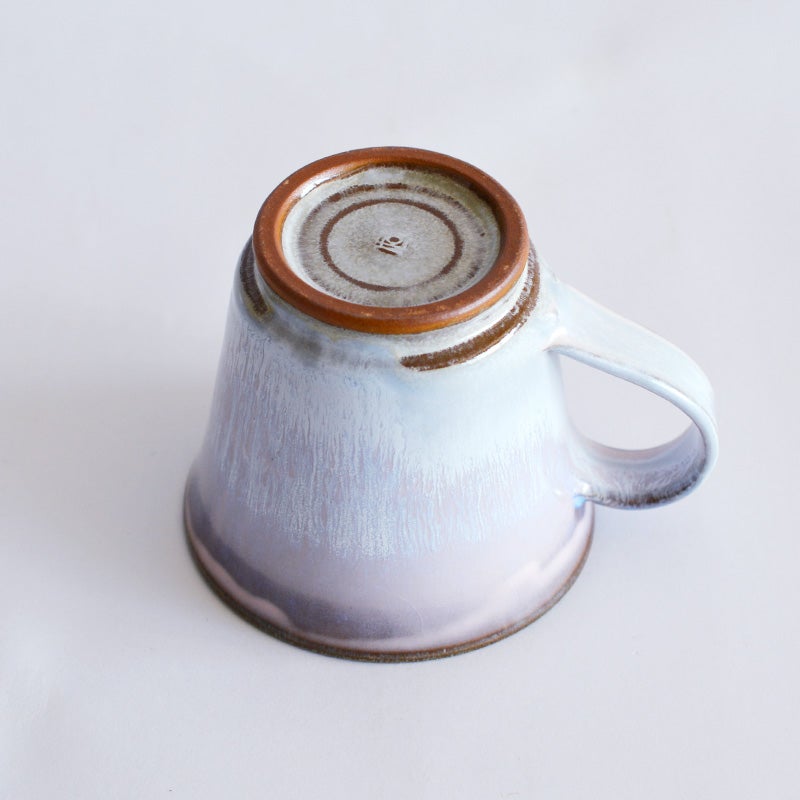 複数の釉薬を重ねることで生まれる繊細な色彩