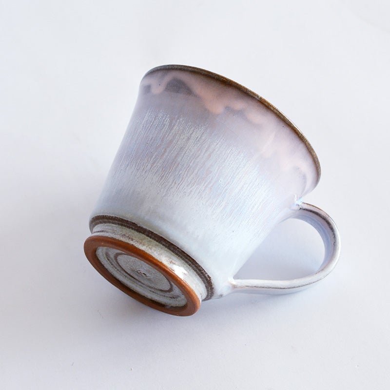 手作業で釉薬を施しているため、色の混ざり具合や垂れ方がすべて異なり、世界に一つだけの表情を楽しめます