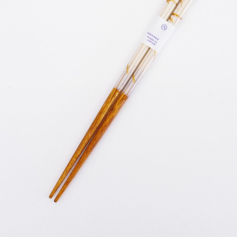 手に持った時のフィット感が良く、角が指に優しく当たります