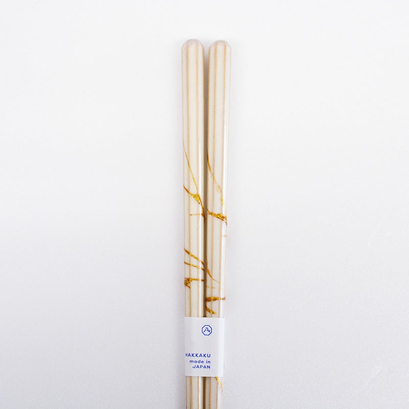 金継ぎのような不規則で美しいラインが唯一無二の表情を見せます