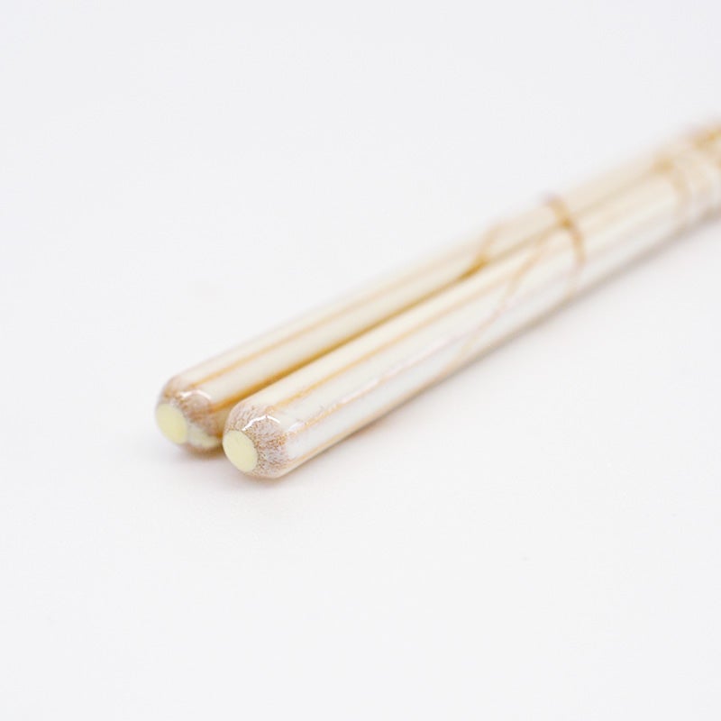 芯材には厳選された天然木を使用。心地よい木の質感です