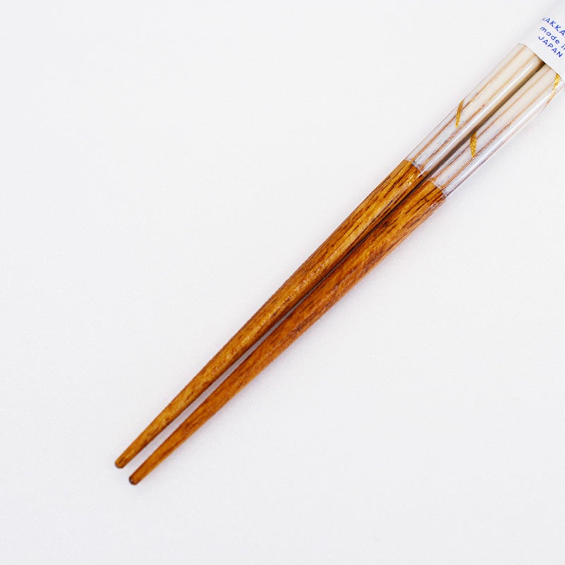 箸先には細かな滑り止め加工が施されており、小さな食材もストレスなく掴めます