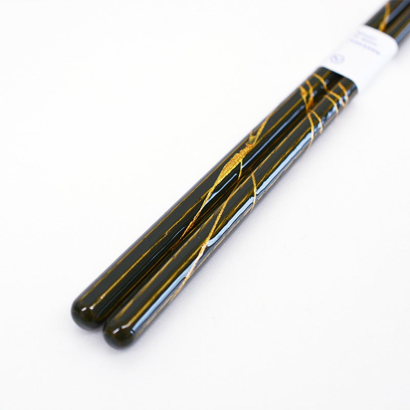 上品な光沢を放つシックな緑が、和食から洋食までどんなお料理も引き立てます