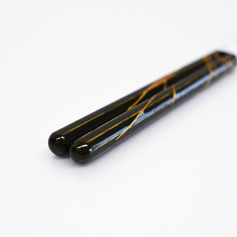 芯材には厳選された天然木を使用。心地よい木の質感です