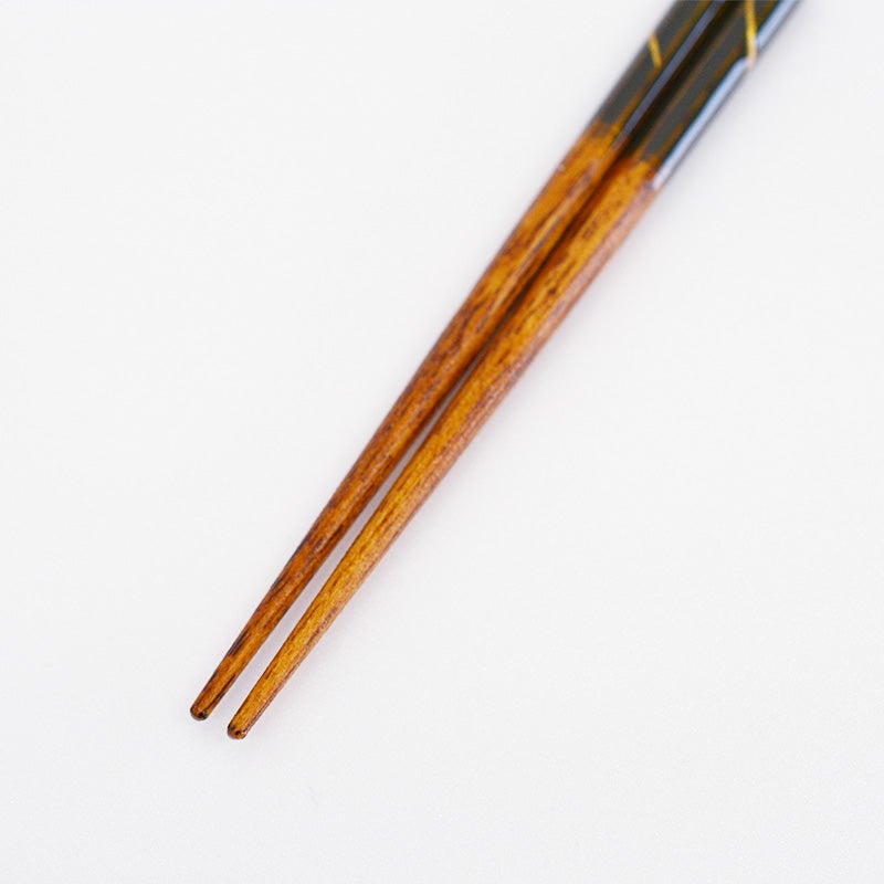 箸先には細かな滑り止め加工が施されており、小さな食材もストレスなく掴めます