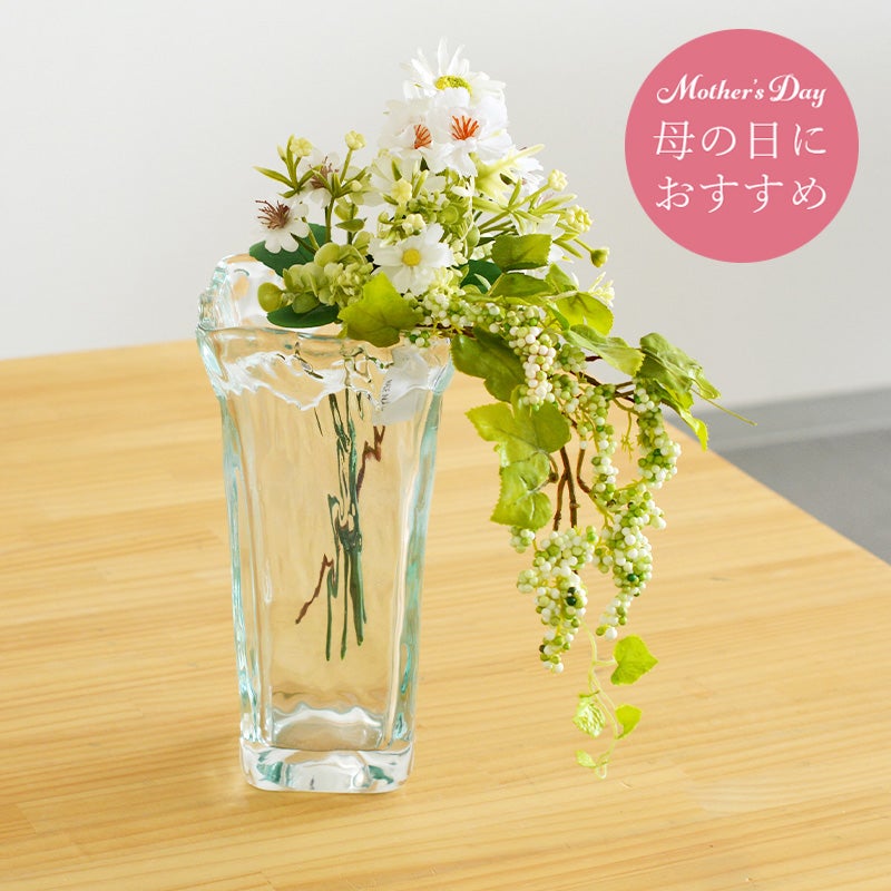 こちらはフラワーベースと造花のセットです