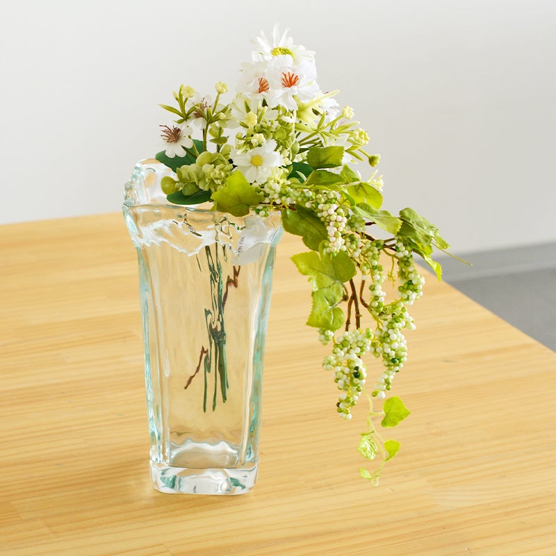こちらはフラワーベースと造花のセットです