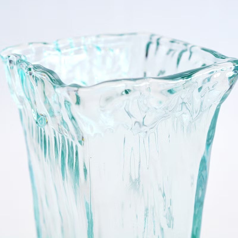 不規則に波打つガラス表面のテクスチャーは光を複雑に反射します