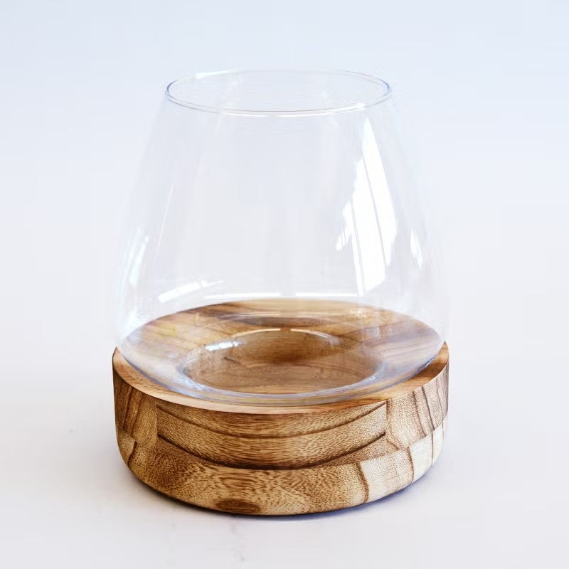 ガラス容器がゆるやかなカーブを描いています