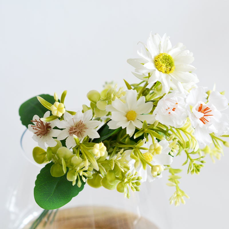 野の花をミックスしたやさしいお花です