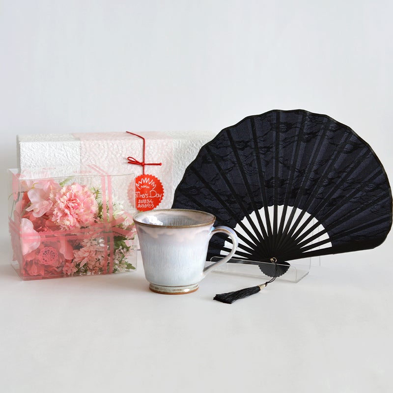 人気のマグと扇子・お花のBOXがセットになっています