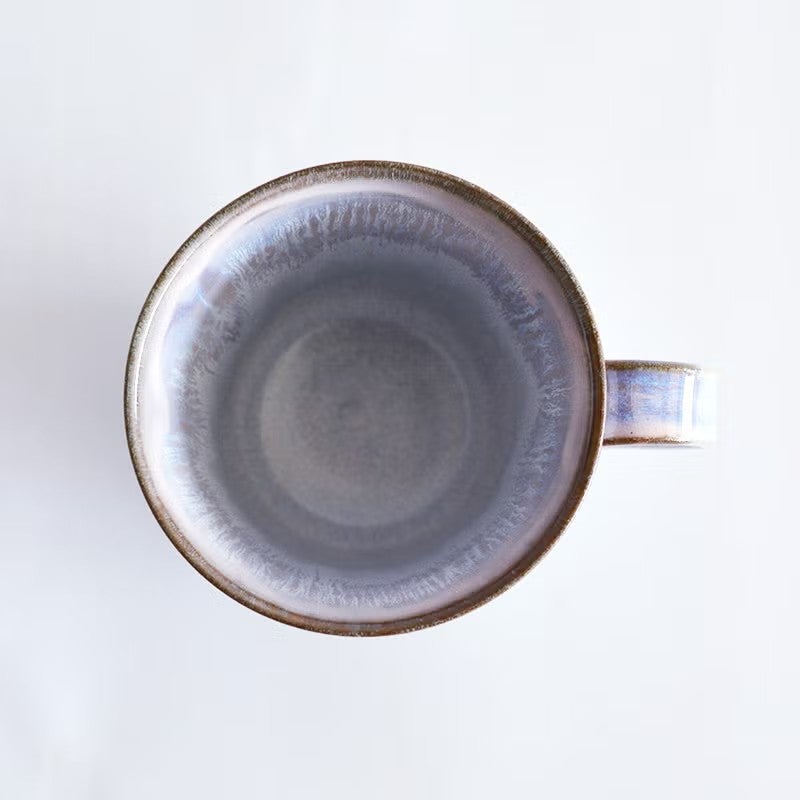 唇に優しくフィットして飲みやすさに配慮された形状です