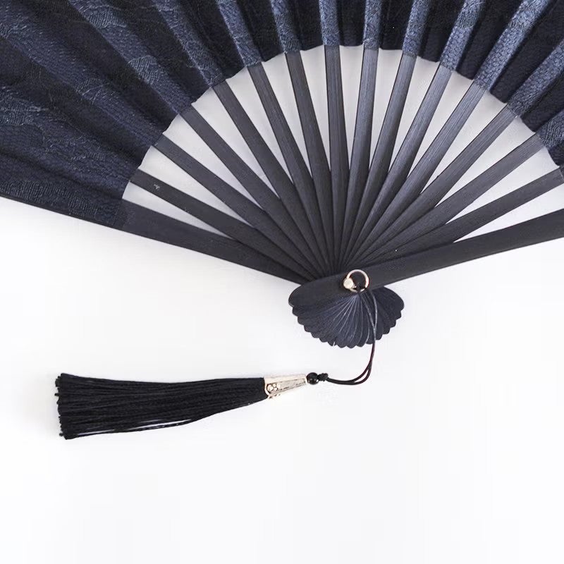 アクセントになる黒房付