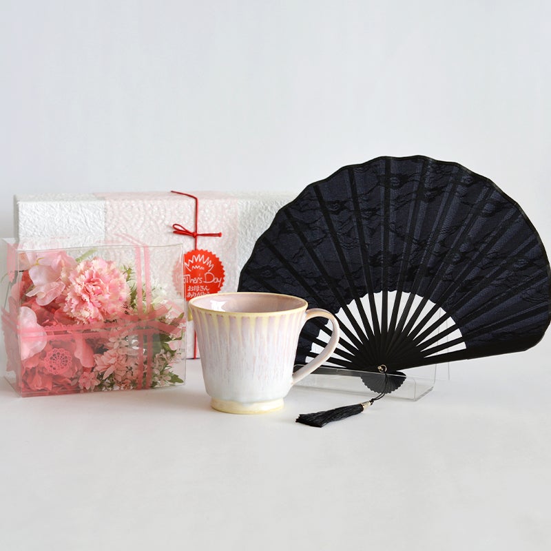 人気のマグと扇子・お花のBOXがセットになっています
