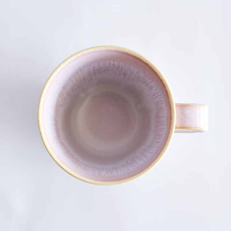 唇に優しくフィットして飲みやすさに配慮された形状です