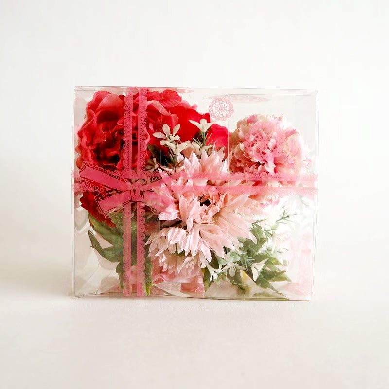 色々なお花が詰まったフラワーBOX付き