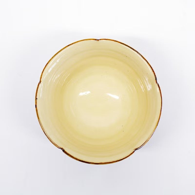 花びらを模した口縁の曲線が、食卓を華やかに演出します