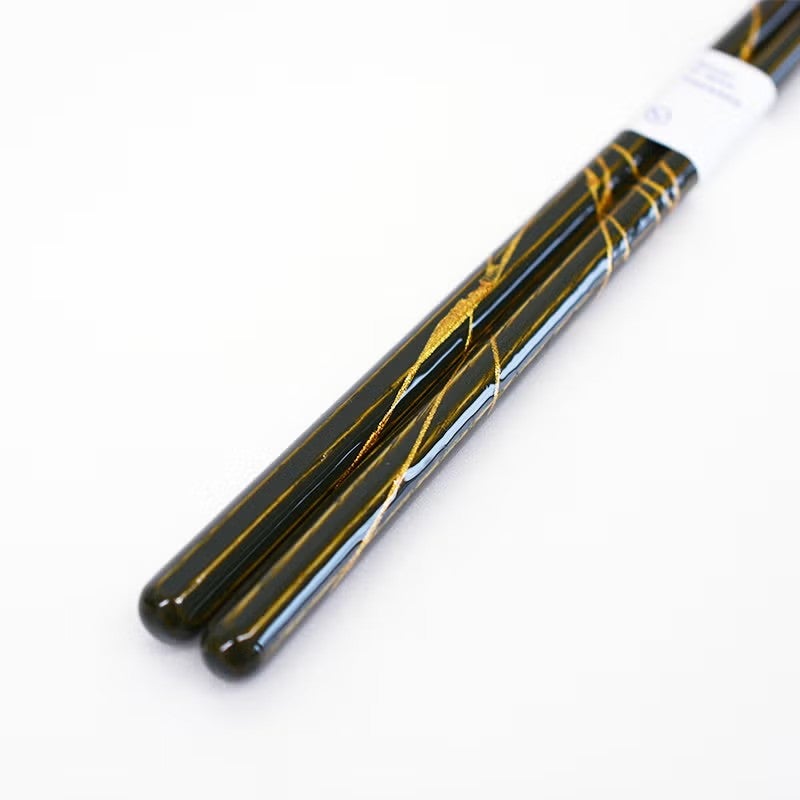 上質な光沢を放つシックな緑が和食から洋食までどんな料理も引き立てます