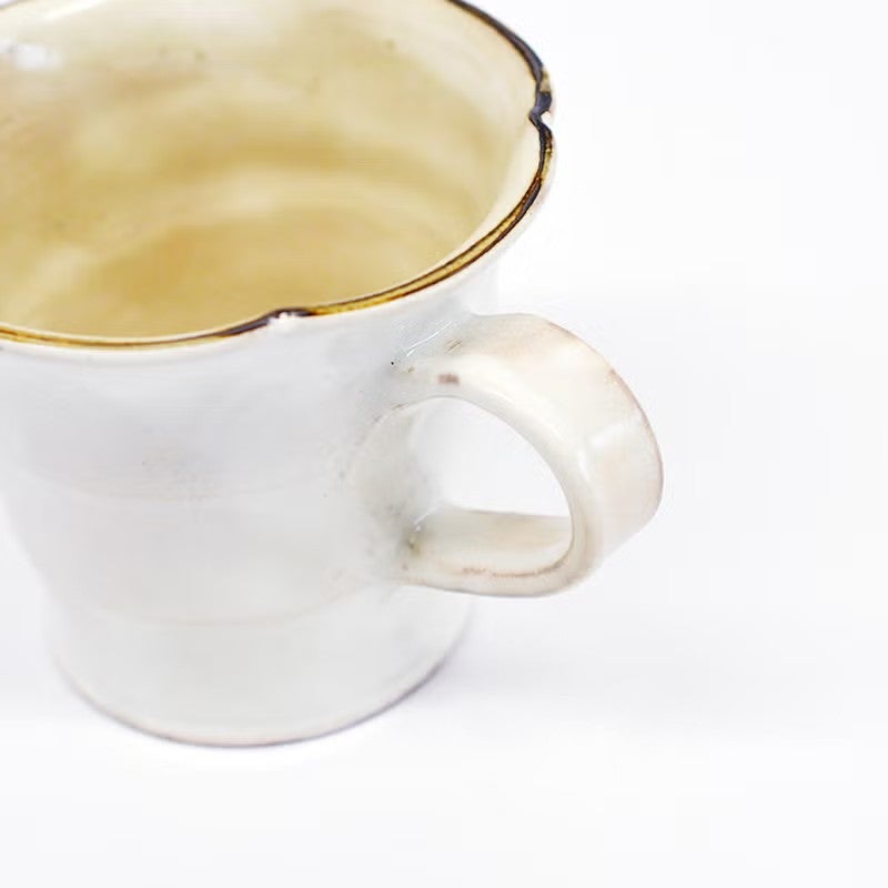 和の趣きをまといながらも、軽量で使いやすく手に馴染むような形です