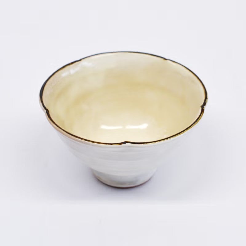 花びらを模した口縁の曲線が、食卓を華やかに演出します