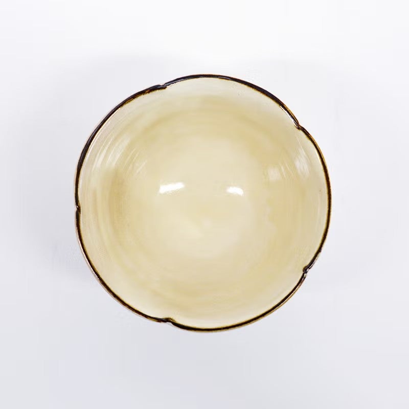 上から見ると花の形に見える形状です