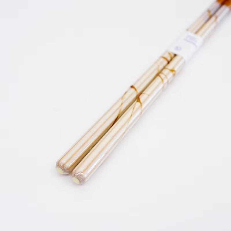 上質な光沢を放つあたたかみのあるホワイトカラーが和食から洋食までどんな料理も引き立てます