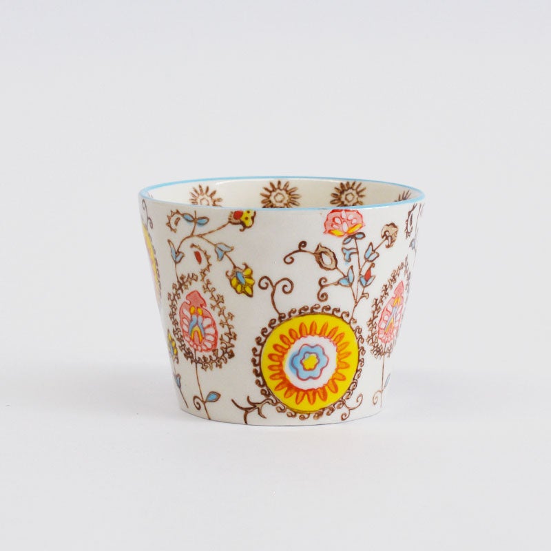 珈琲や紅茶、カフェラテもたっぷり飲めるサイズです