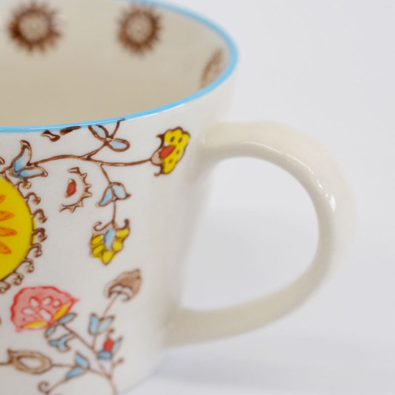 唐草文様のようなワイルドな植物の柄が描かれています