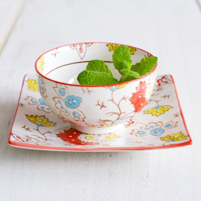 スクエアプレートと一緒にオリエンタルなおもてなしを