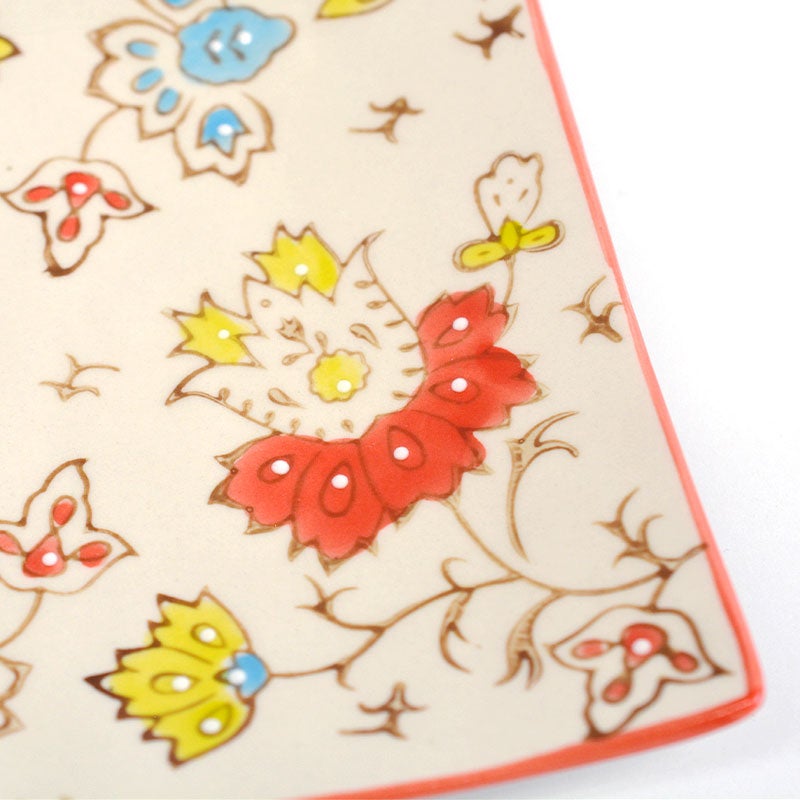 白い点の部分には「いっちん」という技法が使われています