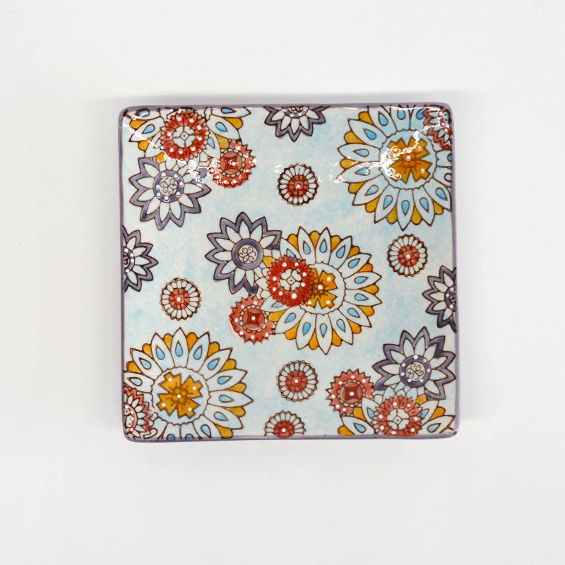 オリエンタルな花柄をモチーフにしています