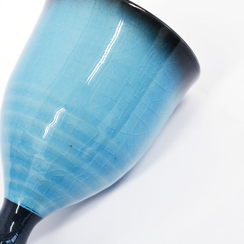 色の濃淡やグラデーション、貫入の入り方がすべて異なる「世界に一つだけ」の表情を持っています