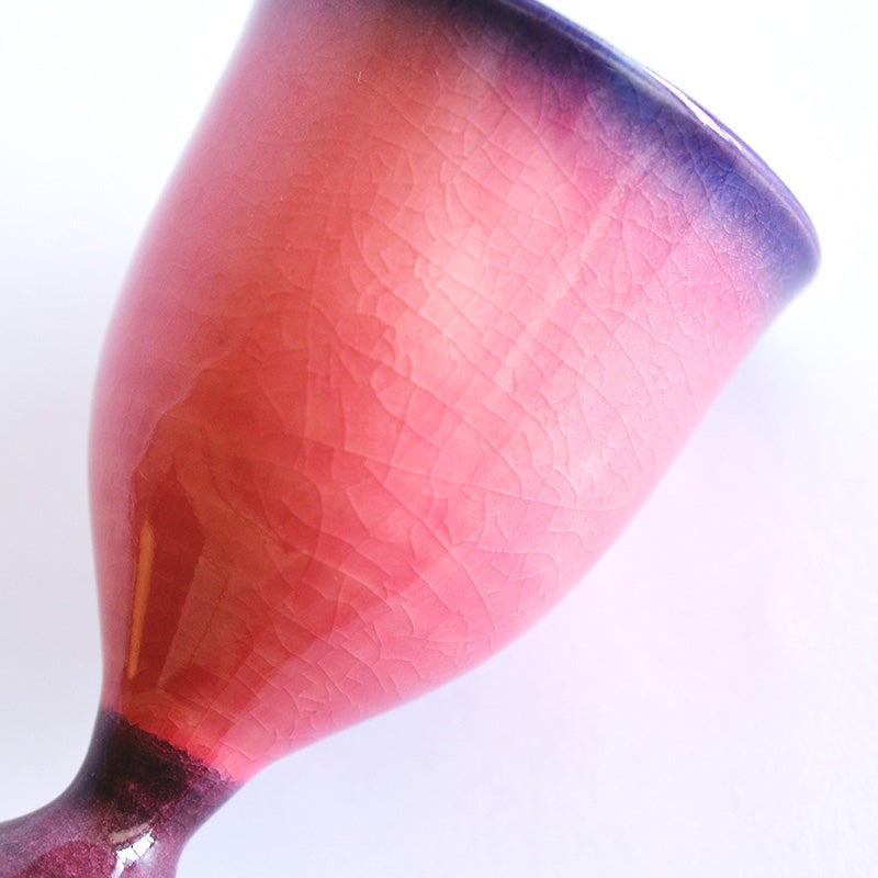 色の濃淡やグラデーション、貫入の入り方がすべて異なる「世界に一つだけ」の表情を持っています