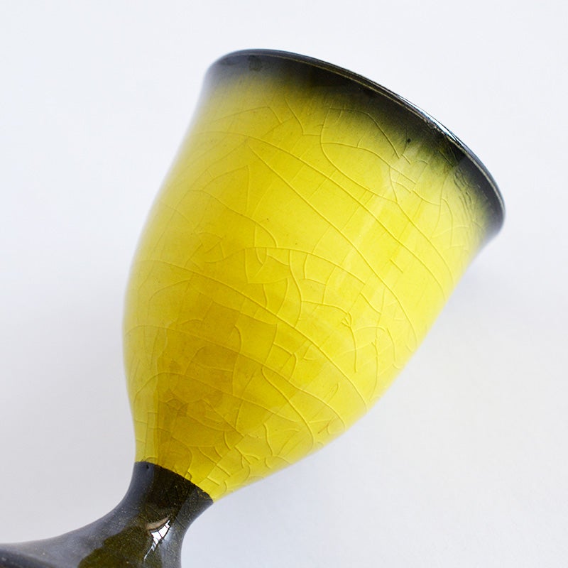 色の濃淡やグラデーション、貫入の入り方がすべて異なる「世界に一つだけ」の表情を持っています