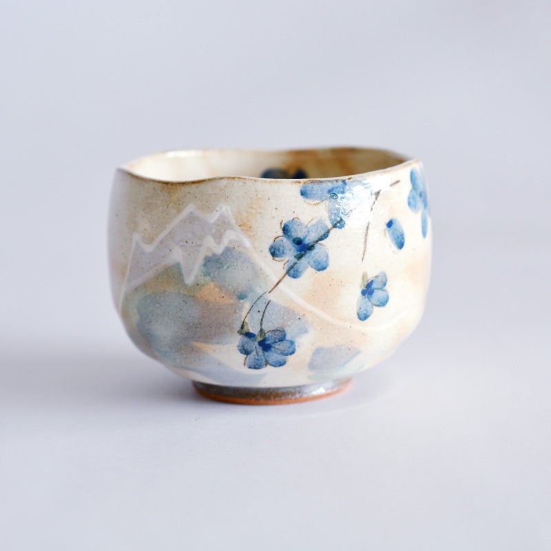 日本を象徴する「富士山」と「桜」が描かれ日本の四季や情緒を感じさせるデザインです