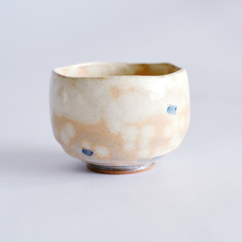 粉引の技法による粉をふいたような白く柔らかい表情