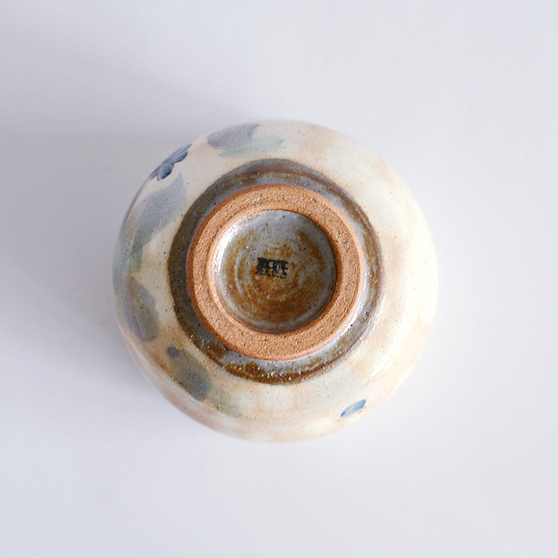 手にすっぽり収まる温もりのある形状です