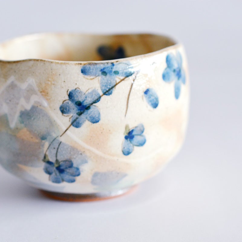 手仕事による絵付けや粉引の掛かり具合により、一つひとつ微妙に表情が異なる魅力があります