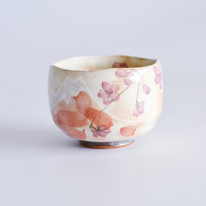 日本を象徴する「富士山」と「桜」が描かれ日本の四季や情緒を感じさせるデザインです