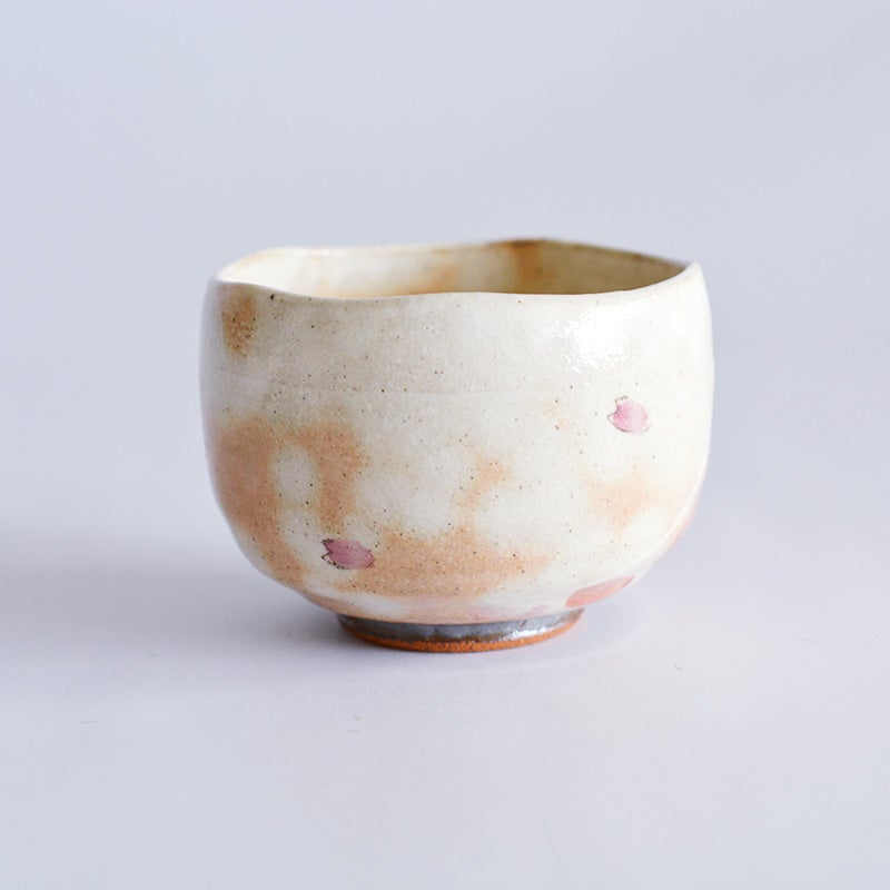 粉引の技法による粉をふいたような白く柔らかい表情