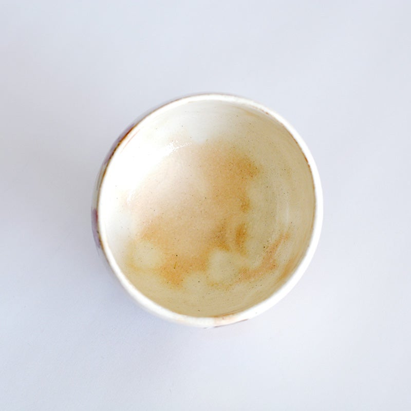 窯変による色の斑が趣を感じさせます