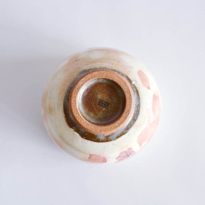 手にすっぽり収まる温もりのある形状です