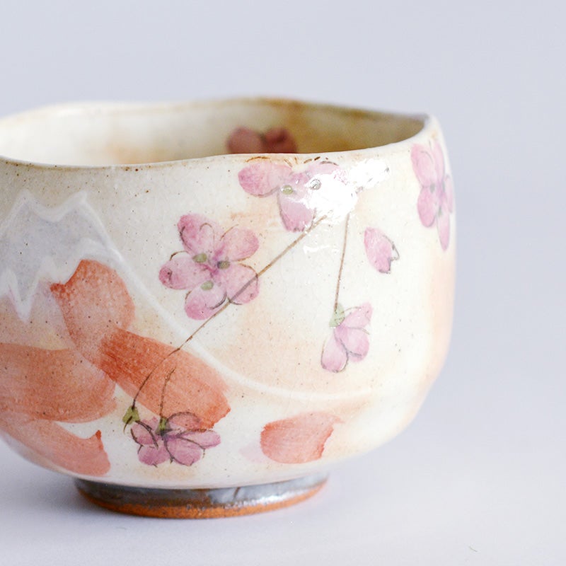 手仕事による絵付けや粉引の掛かり具合により、一つひとつ微妙に表情が異なる魅力があります