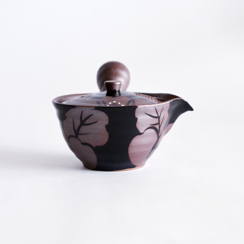 ふっくらと丸みを帯びたボディは、お湯を注いだ際に茶葉が対流しやすい形状です